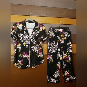Like New Joyspun small (4-6) Short Sleeve Capri Pajama set Black/Pink Floral